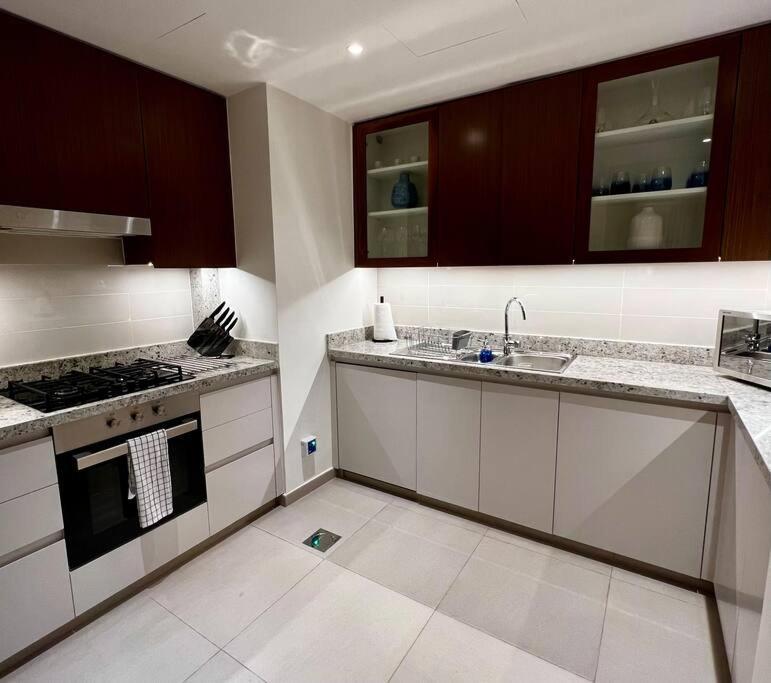 Luxurious 2 Bed Sleeps 6 In Downtown