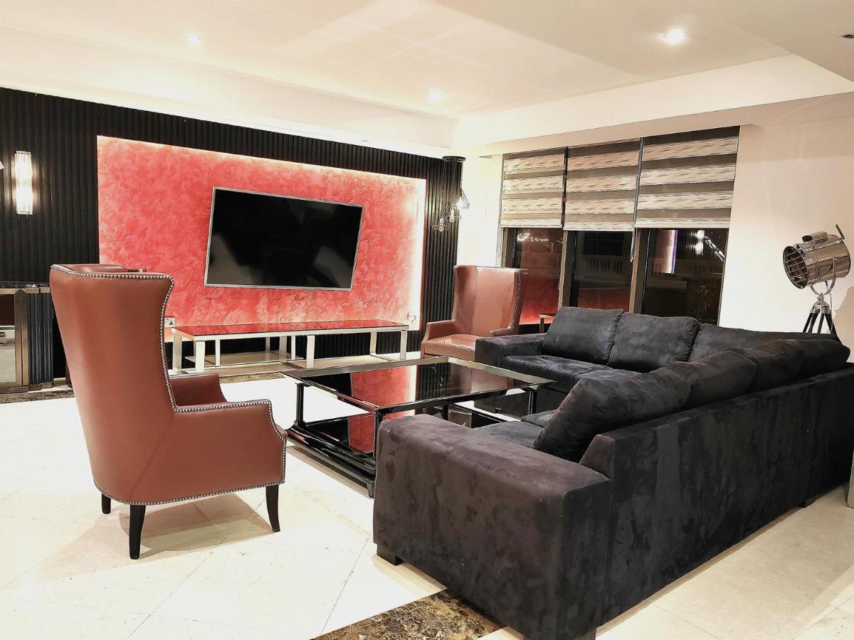 6 Bedrooms In The Main Jbr Walk Holiday home