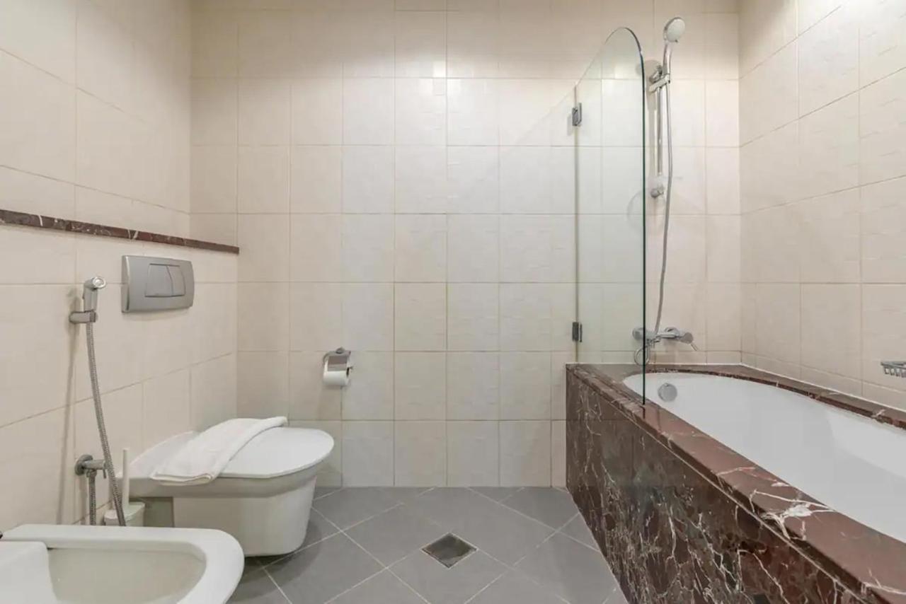6 Bedrooms In The Main Jbr Walk Holiday home Dubai