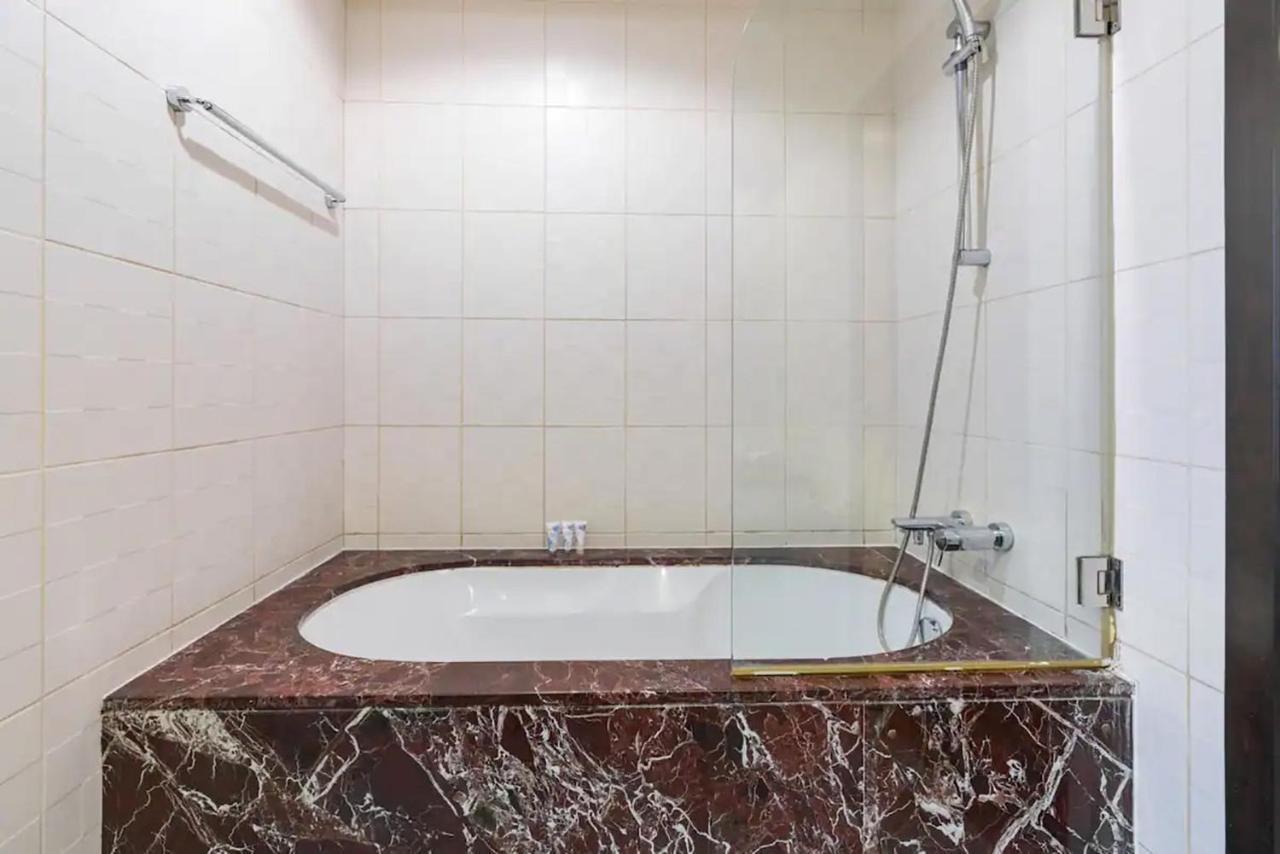 6 Bedrooms In The Main Jbr Walk Holiday home *