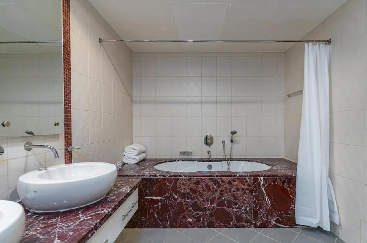 6 Bedrooms In The Main Jbr Walk Holiday home *