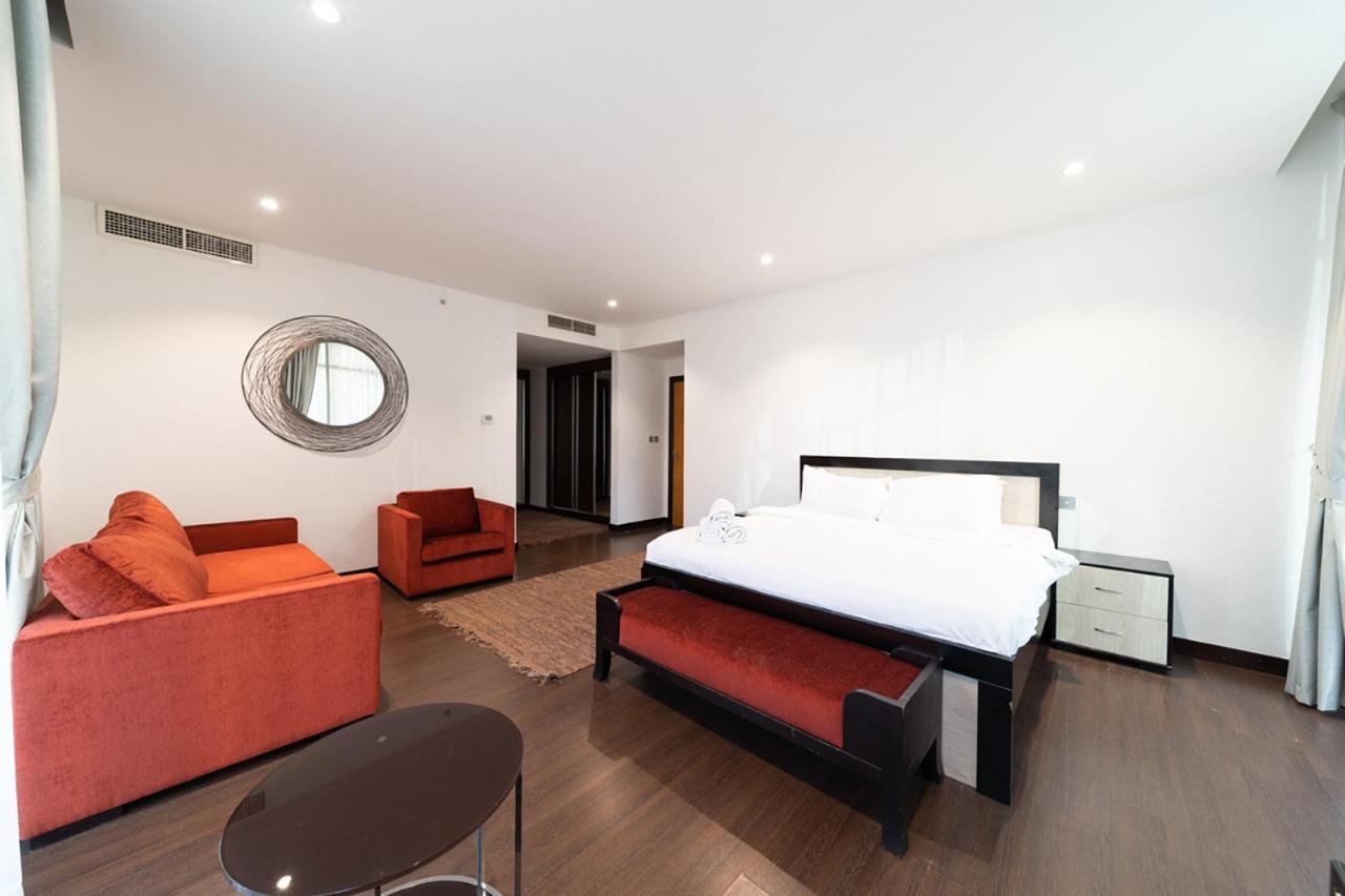 6 Bedrooms In The Main Jbr Walk Holiday home Dubai