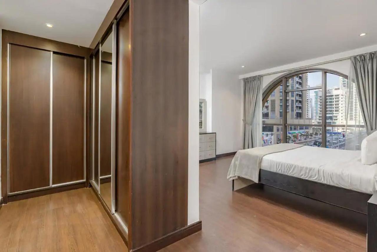 6 Bedrooms In The Main Jbr Walk Holiday home *