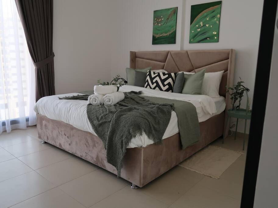 Lovely In With Many Amenities *