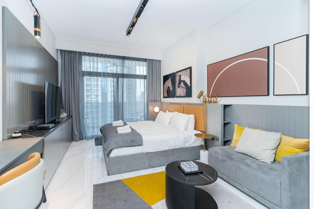 Chic With Balcony 5 Mins Walk To Mall Daire