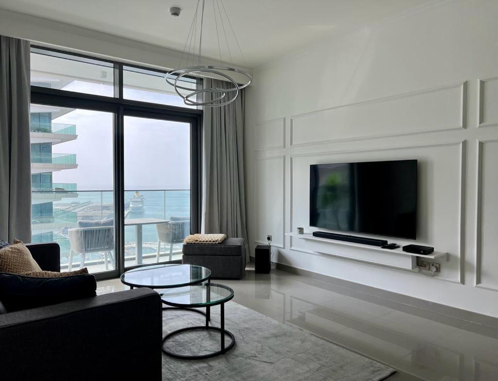 Luxurious Beachfront Apartment