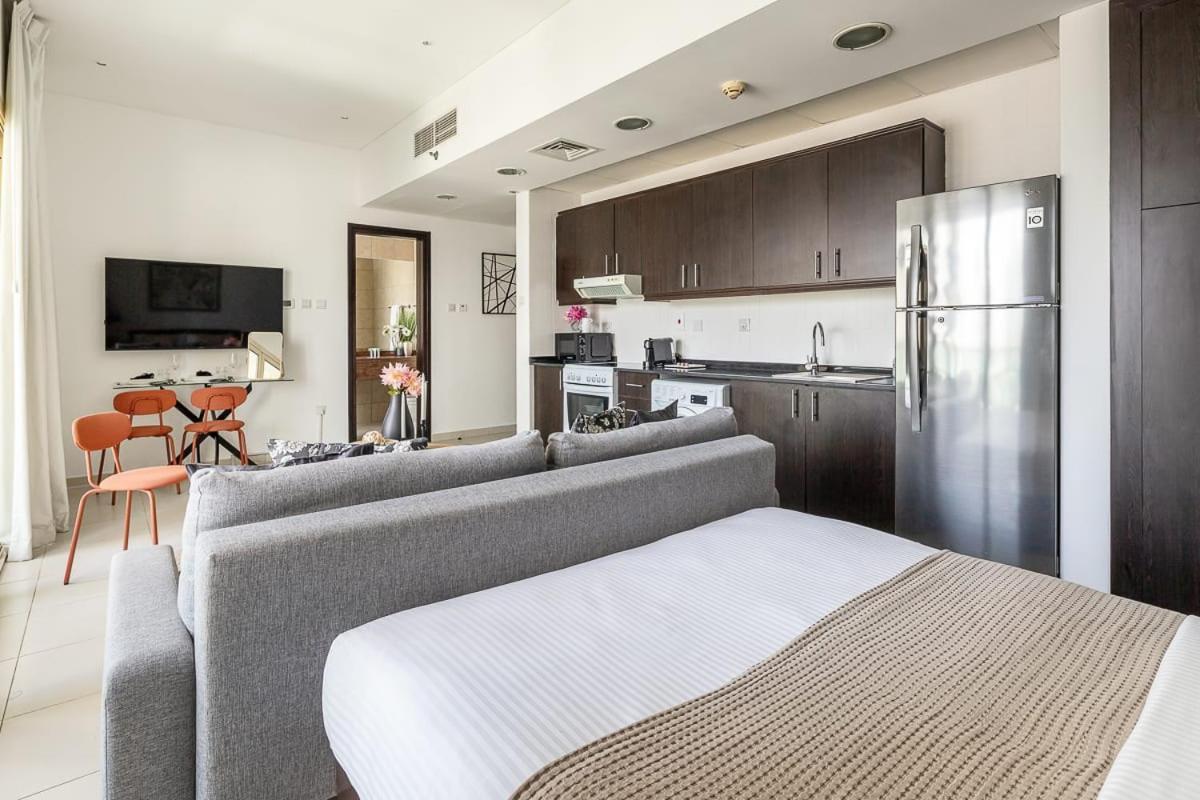Frank Porter - Royal Oceanic Daire Dubai
