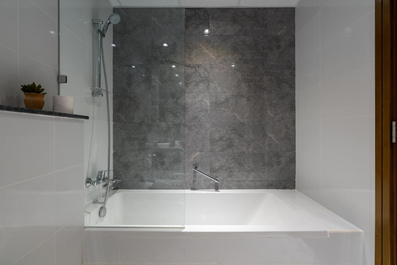 White Sage - Amna Tower Apartment
