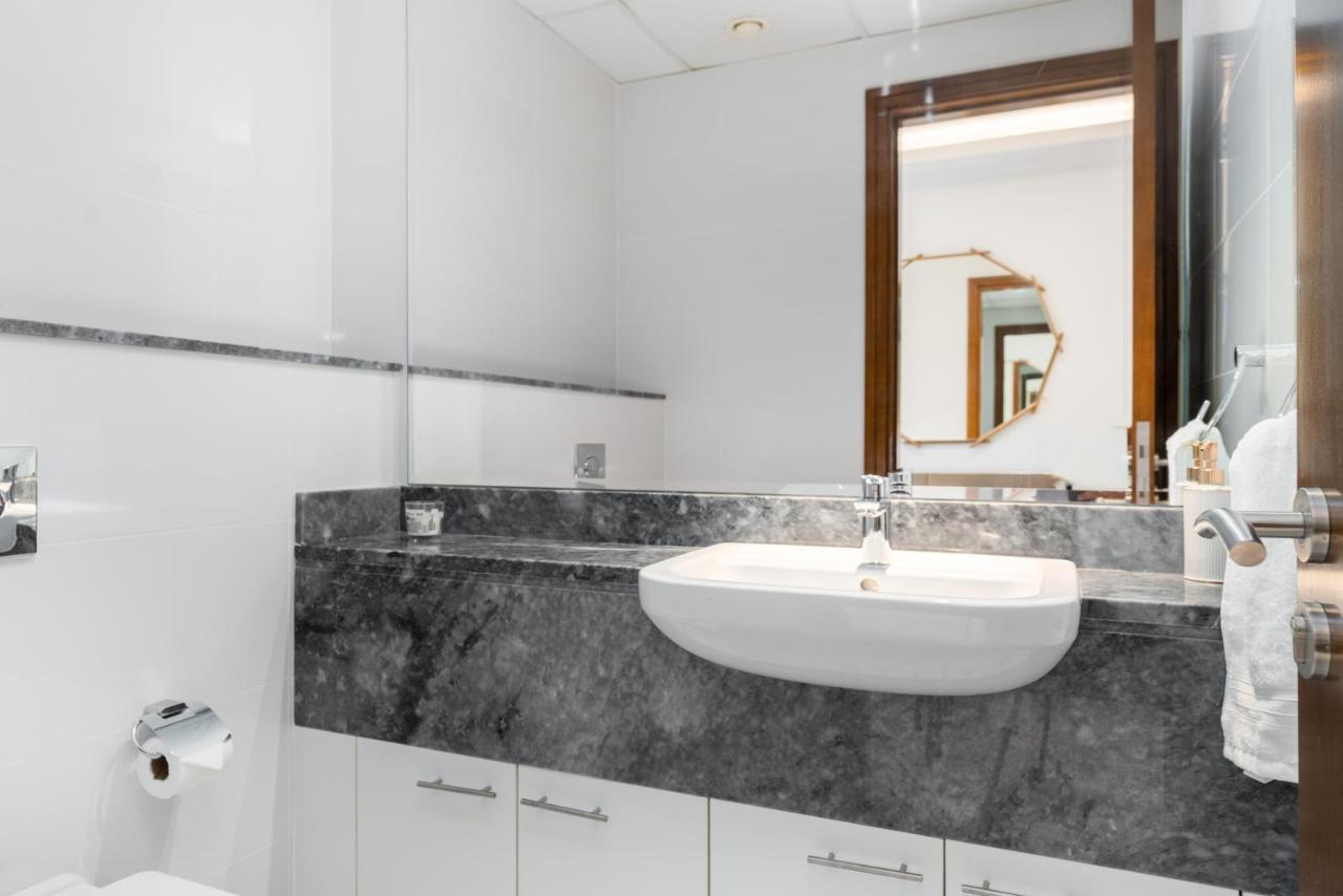 White Sage - Amna Tower Apartment *