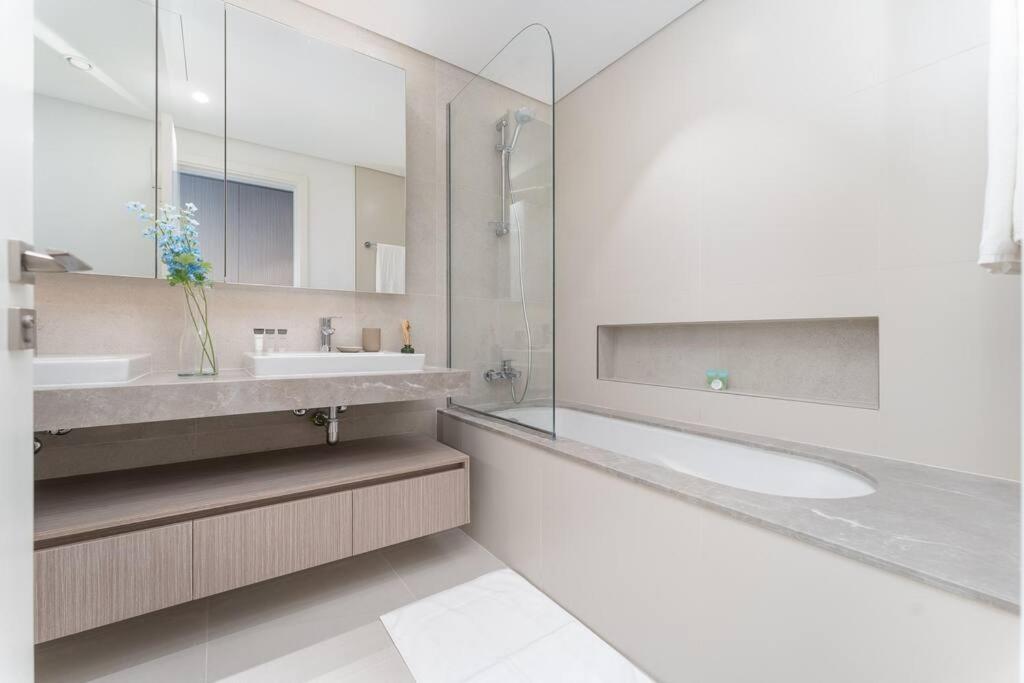 Vogue Waterfront Living - The Grand Creek Harbour *