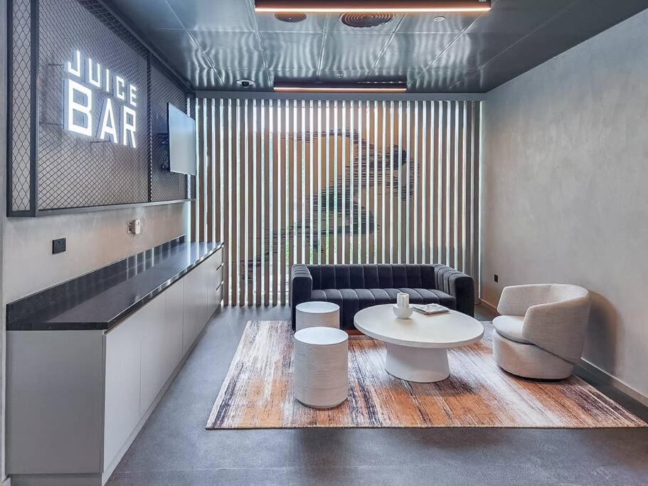 Vogue Waterfront Living - The Grand Creek Harbour Apartment *