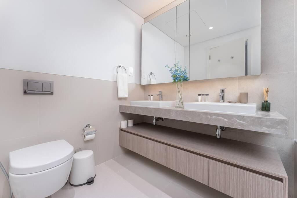 Vogue Waterfront Living - The Grand Creek Harbour Apartment
