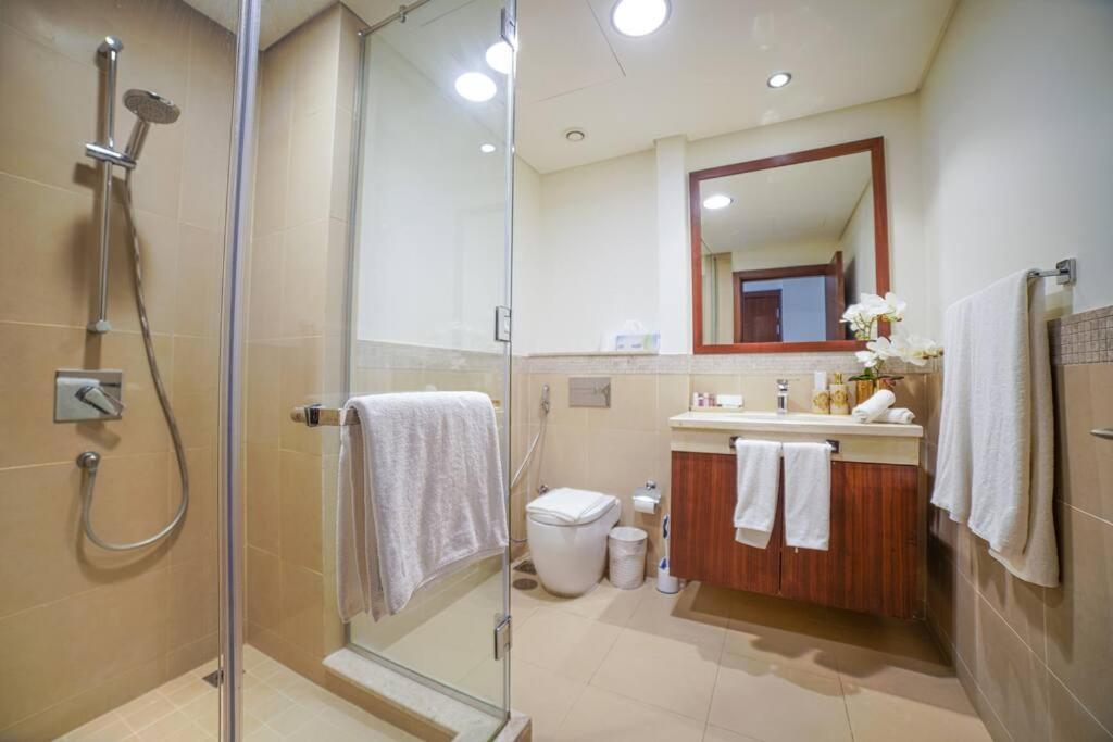 Walk To Dubai Mall 2Br With Skyline View Pool Daire *