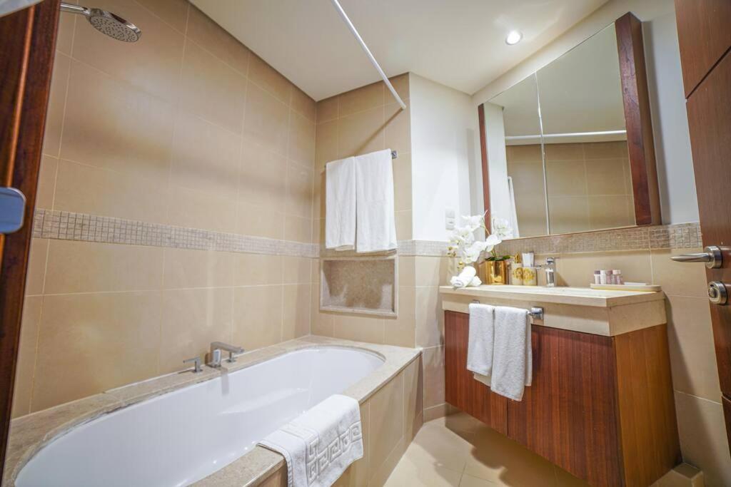 Daire Walk To Dubai Mall 2Br With Skyline View Pool