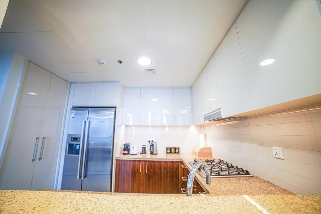 Walk To Dubai Mall 2Br With Skyline View Pool Daire *