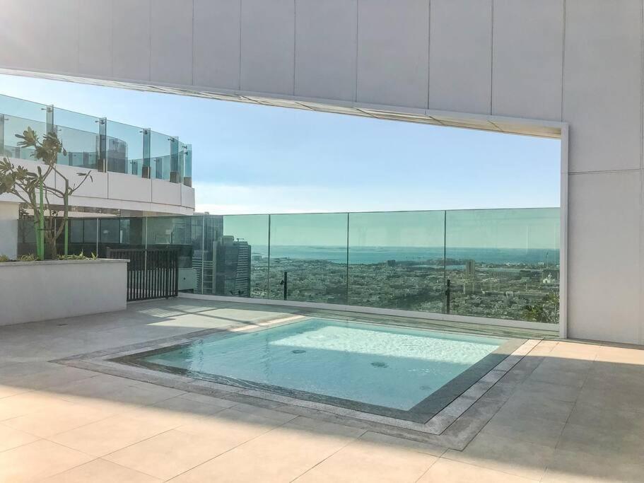 Alfa World Trade Centre 1br, Max Metro Station Apartment *