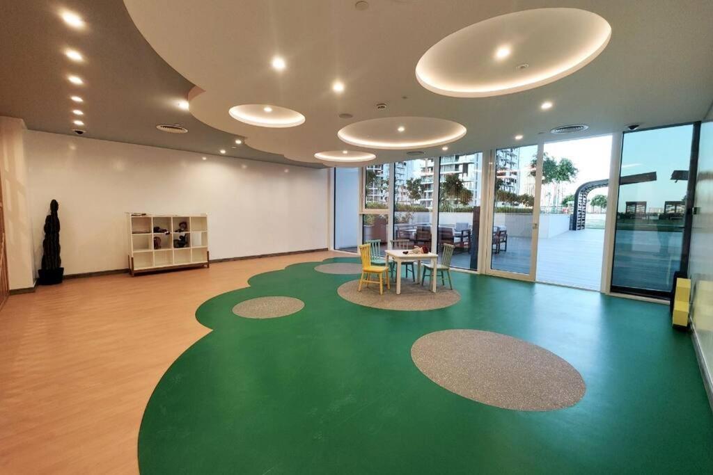 Alfa World Trade Centre 1br, Max Metro Station *