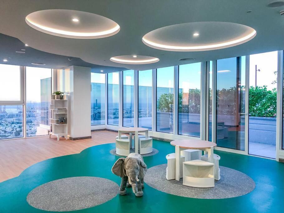 Apartment Alfa World Trade Centre 1br, Max Metro Station