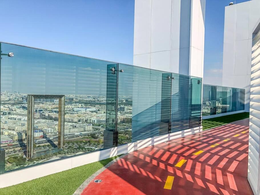 Alfa World Trade Centre 1br, Max Metro Station Apartment *