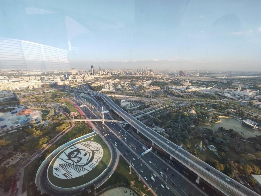 Alfa World Trade Centre 1br, Max Metro Station Apartment *