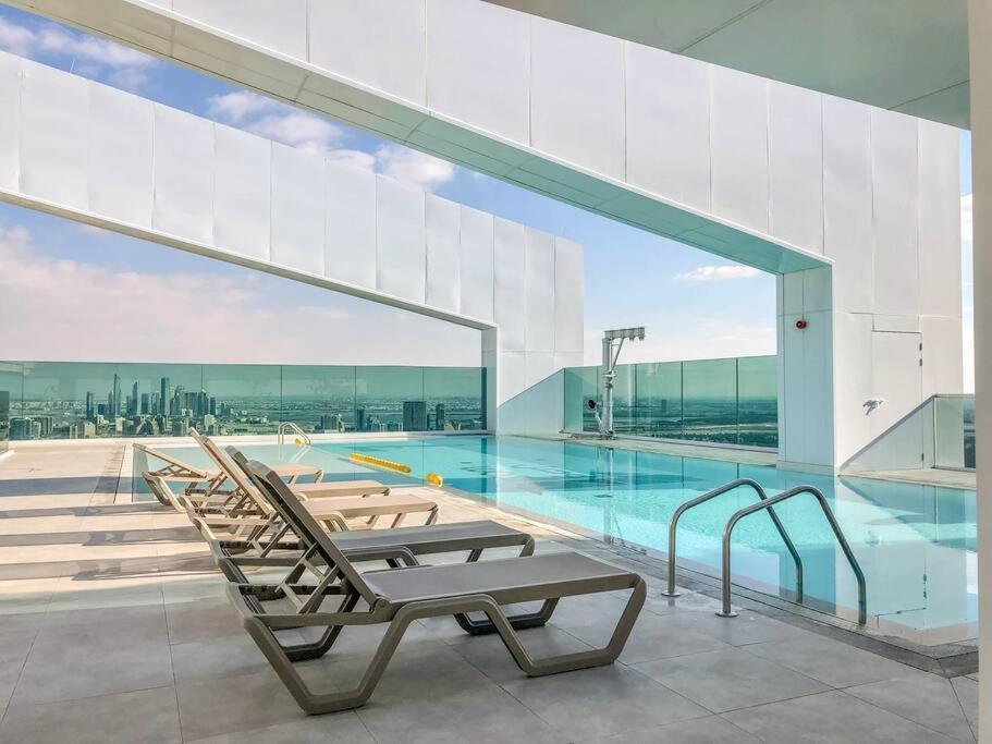 Alfa World Trade Centre 1br, Max Metro Station Apartment *