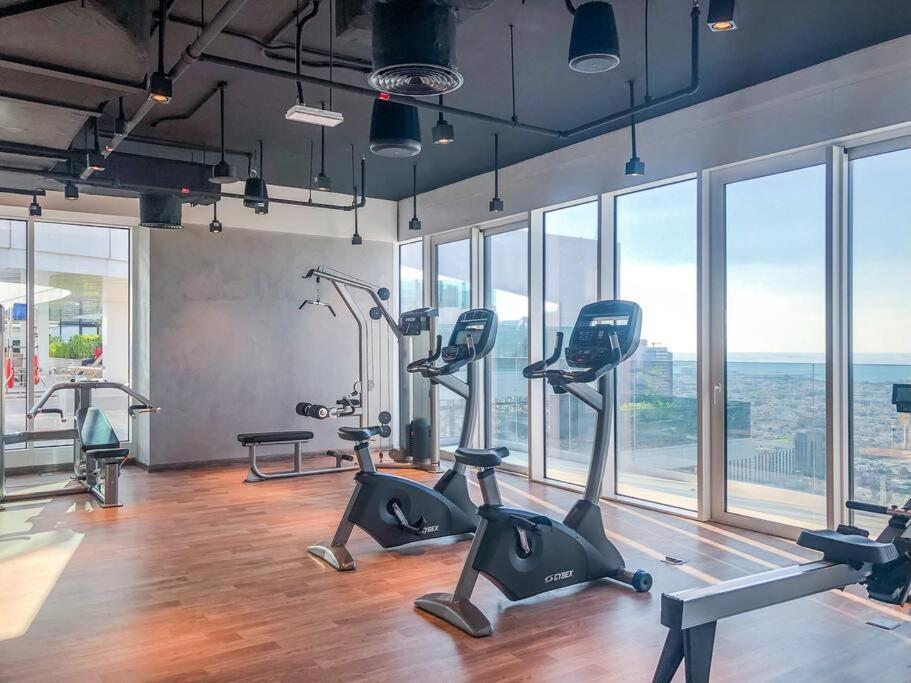 Alfa World Trade Centre 1br, Max Metro Station Apartment *