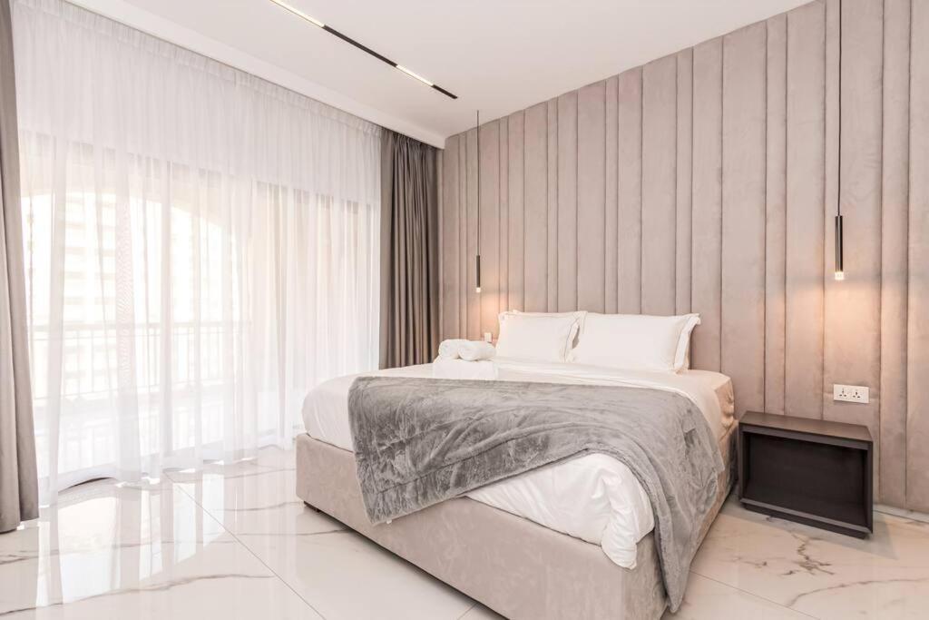 Palm Jumeirah Paradise- Luxury,unveiled Apartment *