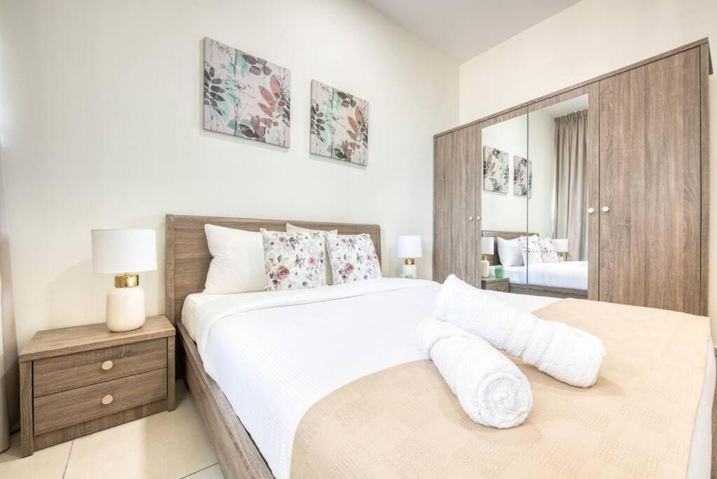 Daire Luxurious Master Bed Ladies Only Dubai