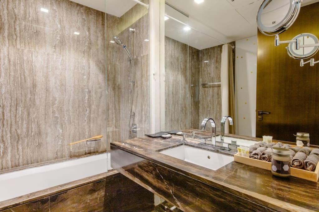 1br Fendi Unit In Damac Heights On 65th Floor Apartment