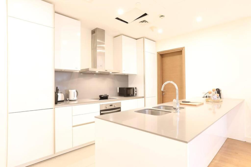 Manzil - Sleek 2br Nr Downtown & Mall Daire