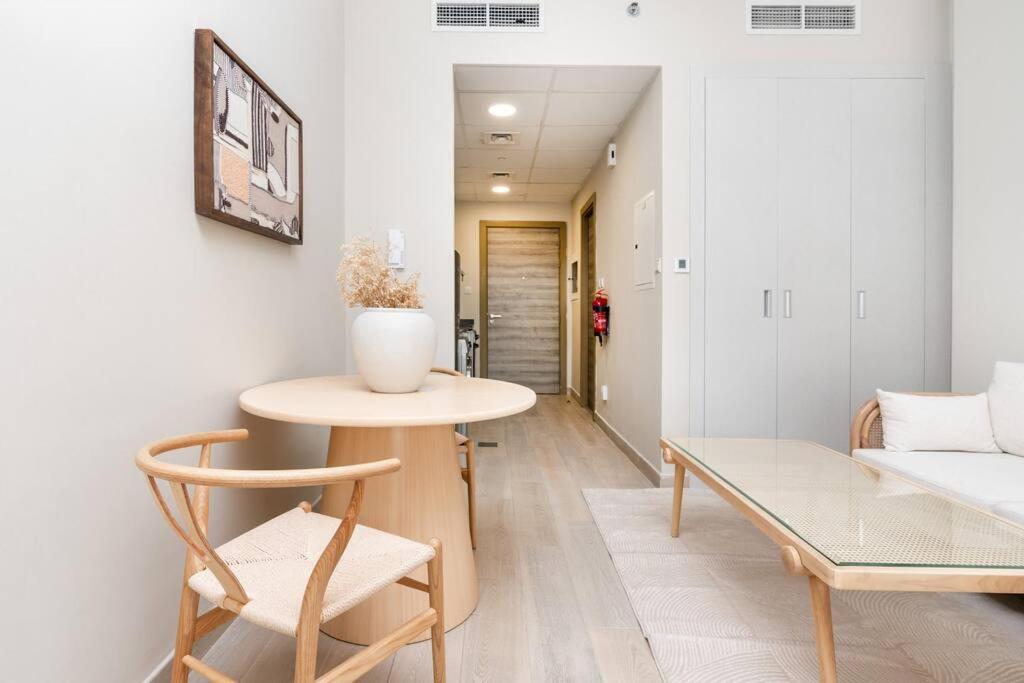Bloom Heights: Pool, Gym & Wi-fi - Jvc - Apartment *