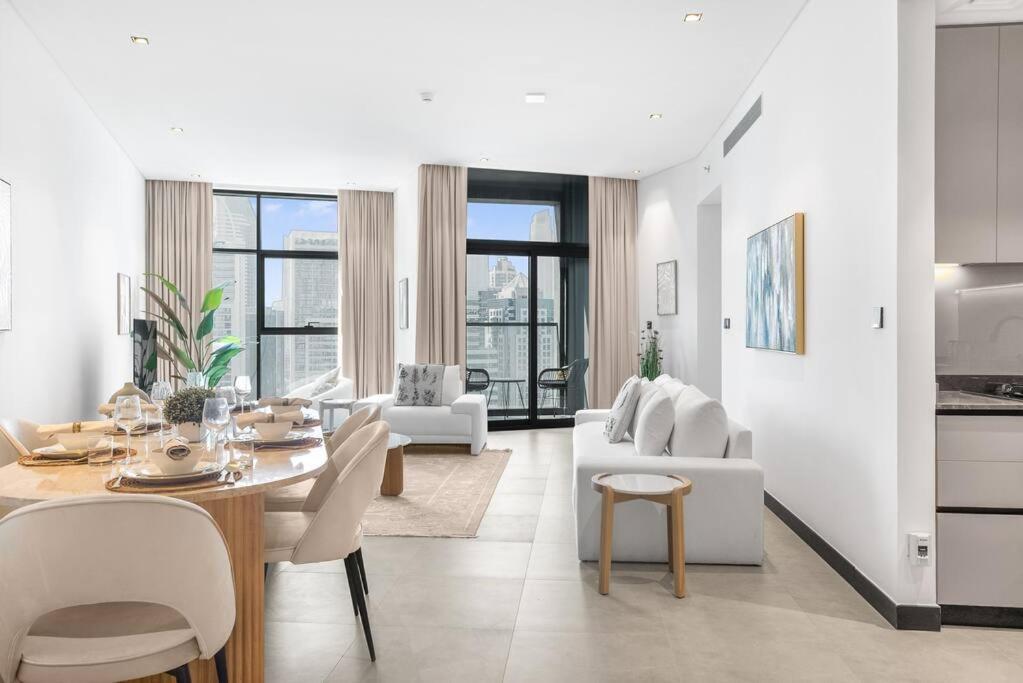 Panoramic Glamour: Business Bay With Amenities * Dubai