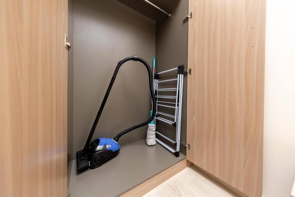 Contemporary Bright Studio Near Downtown Apartment
