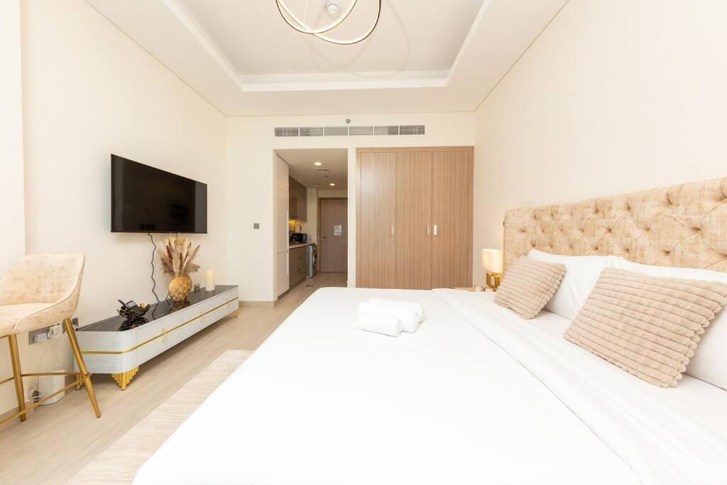 Contemporary Bright Studio Near Downtown Apartment Dubai
