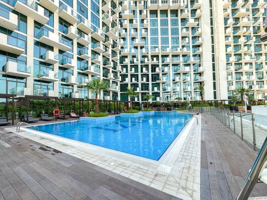 Contemporary Bright Studio Near Downtown Apartment Dubai
