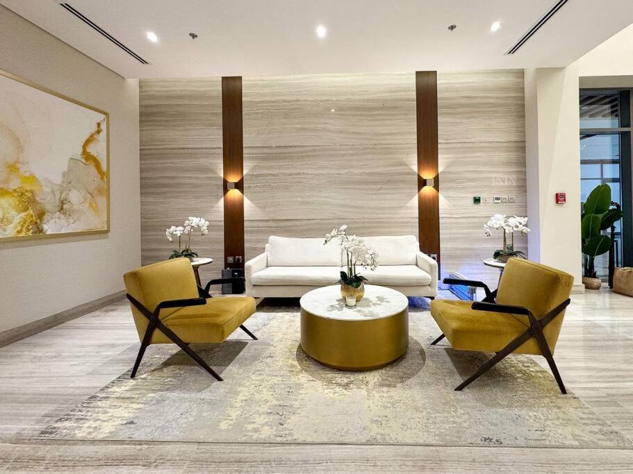 Contemporary Bright Studio Near Downtown Apartment