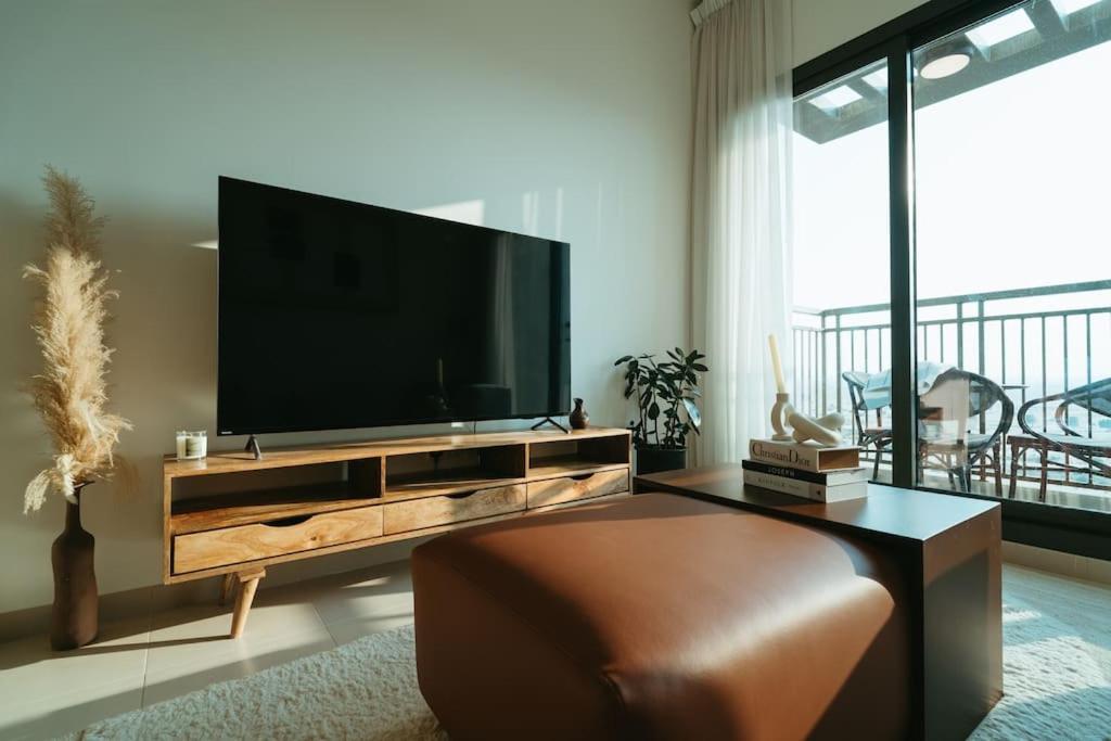 Spacious Modern 1 Bedroom Town Square, Dubai. Apartment *