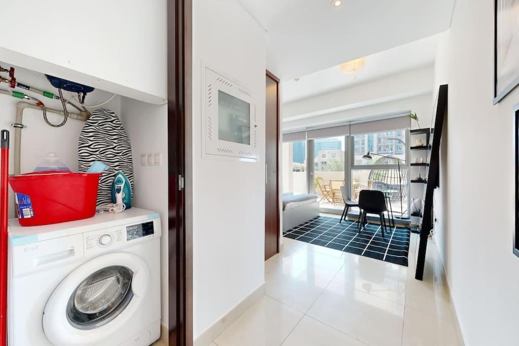 Apartment In Part Of Downtown With Amazing Pool *