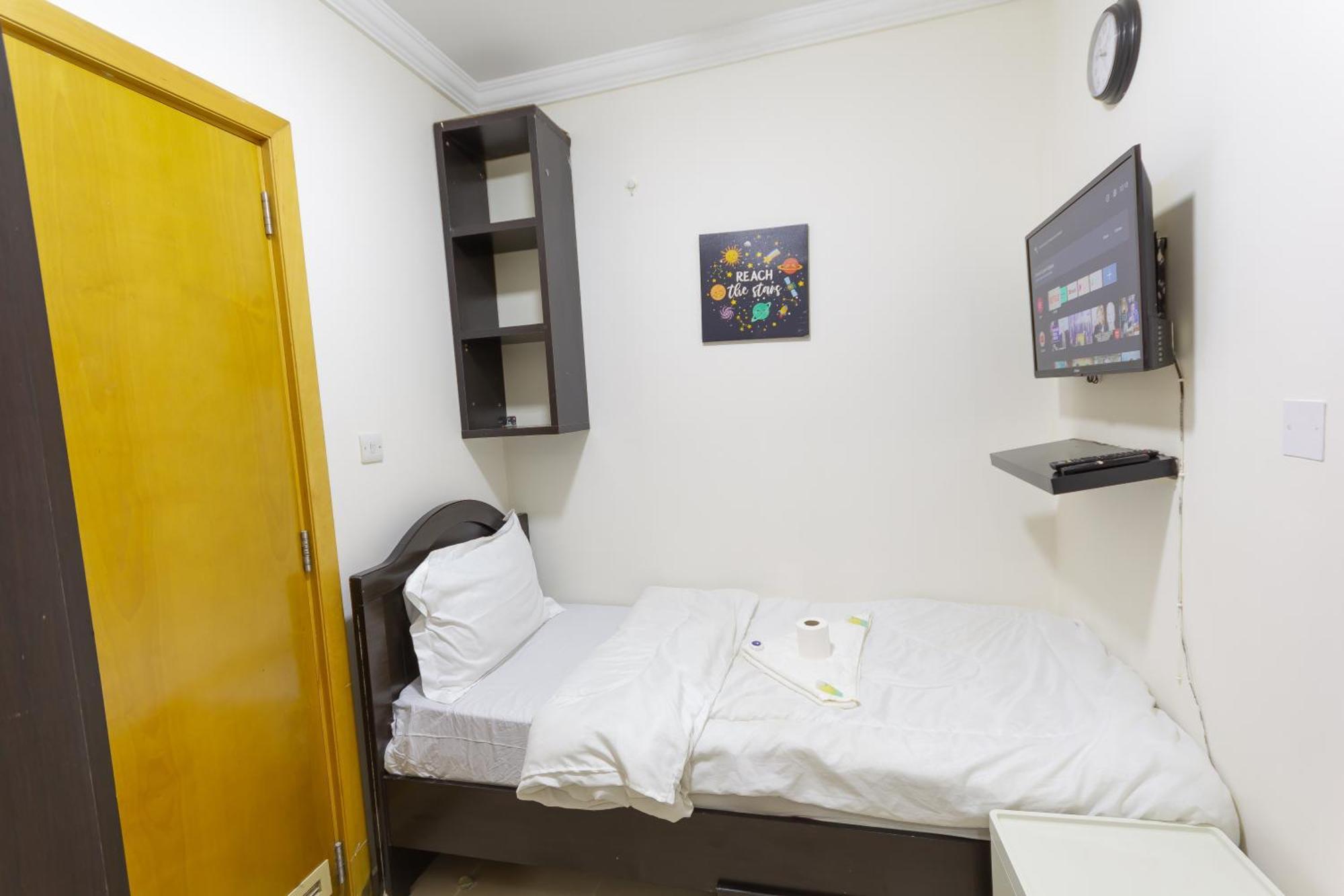 Apartment Budget With Private Bathroom For 'girls' Only In Dubai, Marina *