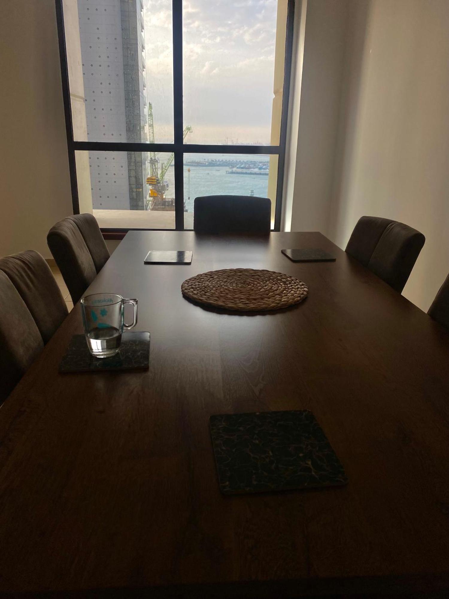 Seaview Beach Jbr - Walk To Beach - Gym - Pool - Metro Station