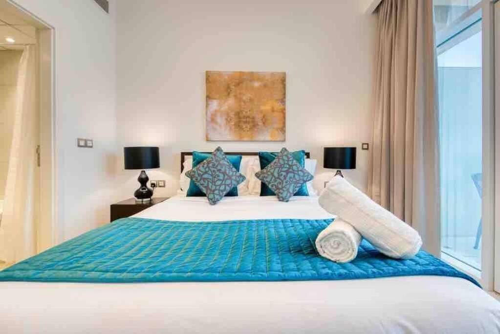 Spacious 1 Bed With Pool & View Apartment Dubai