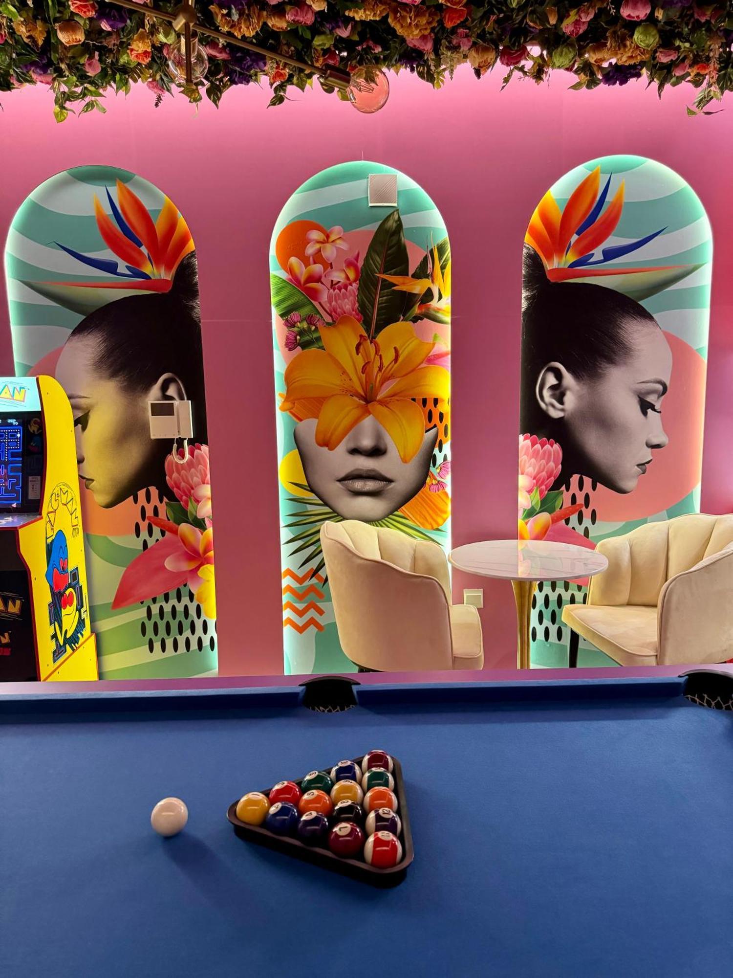 Capsule Flora Business Bay View Burj Khalifa-pool Table-game Arcade-projector-playstation 5 Daire Dubai