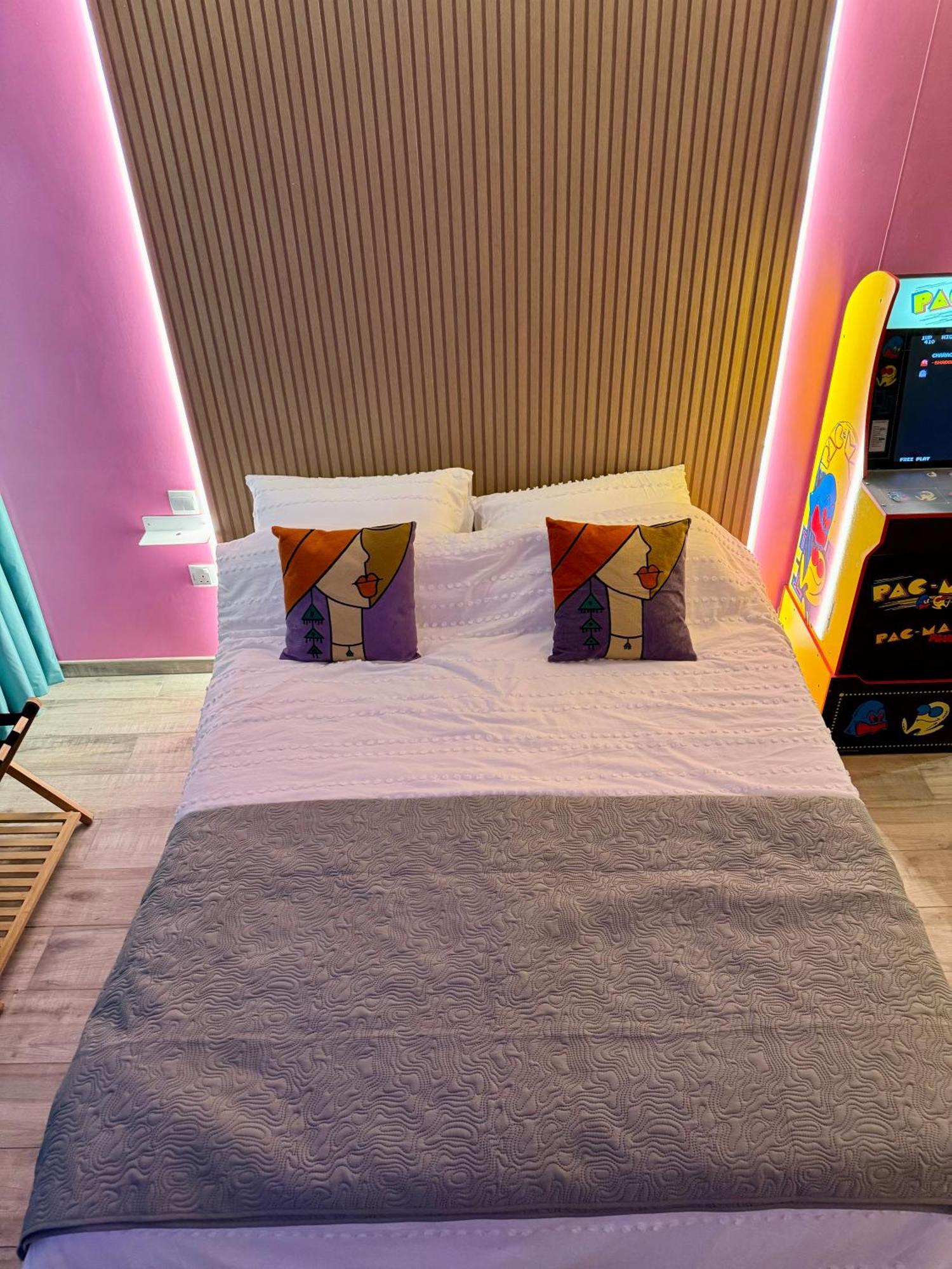 Capsule Flora Business Bay View Burj Khalifa-pool Table-game Arcade-projector-playstation 5 Daire