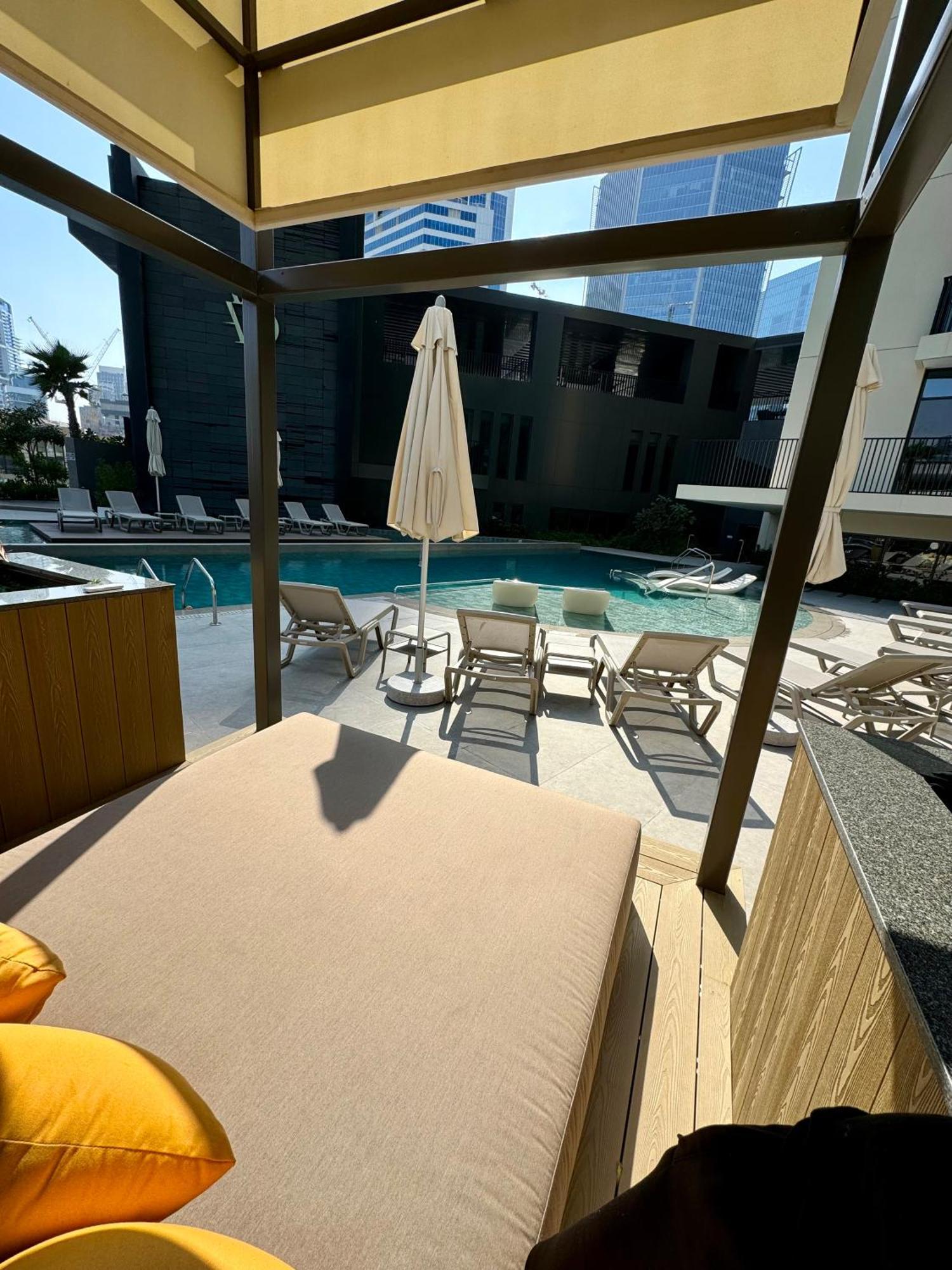 Capsule Flora Business Bay View Burj Khalifa-pool Table-game Arcade-projector-playstation 5 Daire