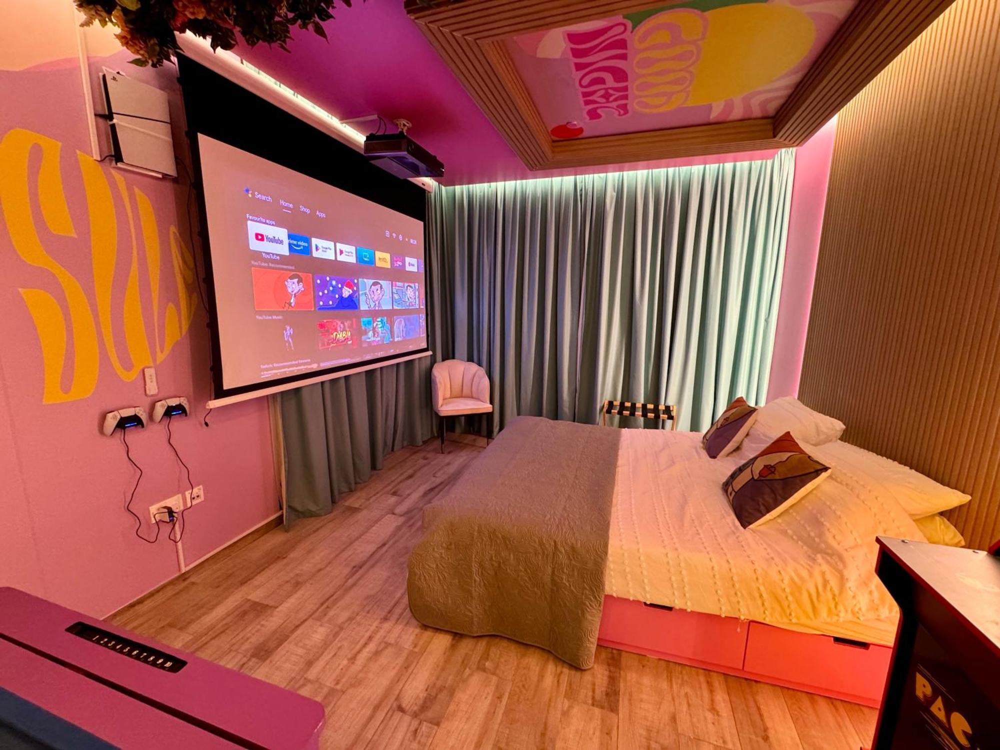Daire Capsule Flora Business Bay View Burj Khalifa-pool Table-game Arcade-projector-playstation 5 Dubai