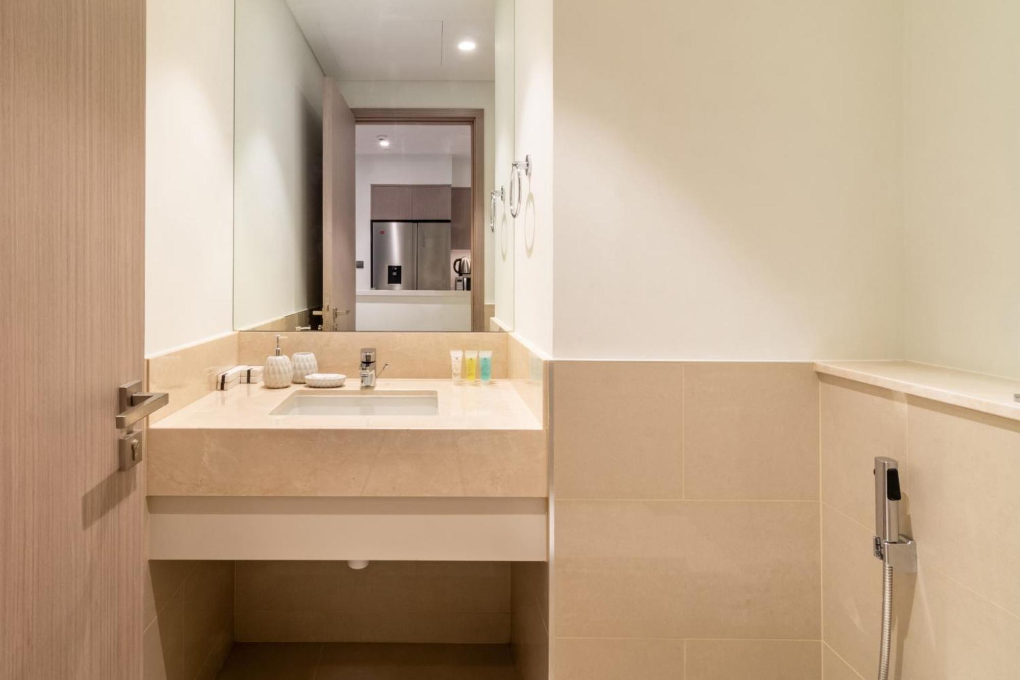 Spacious And Overlooking Burj & Fountains Apartment Dubai