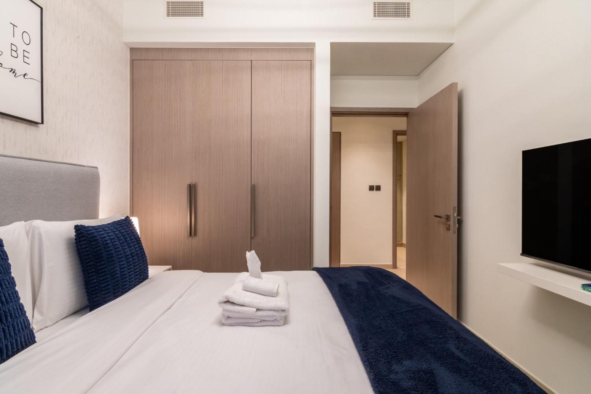 Spacious And Overlooking Burj & Fountains Apartment Dubai