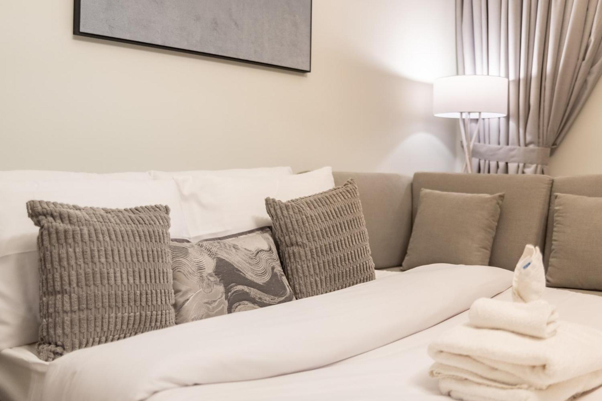 Spacious And Overlooking Burj & Fountains Apartment