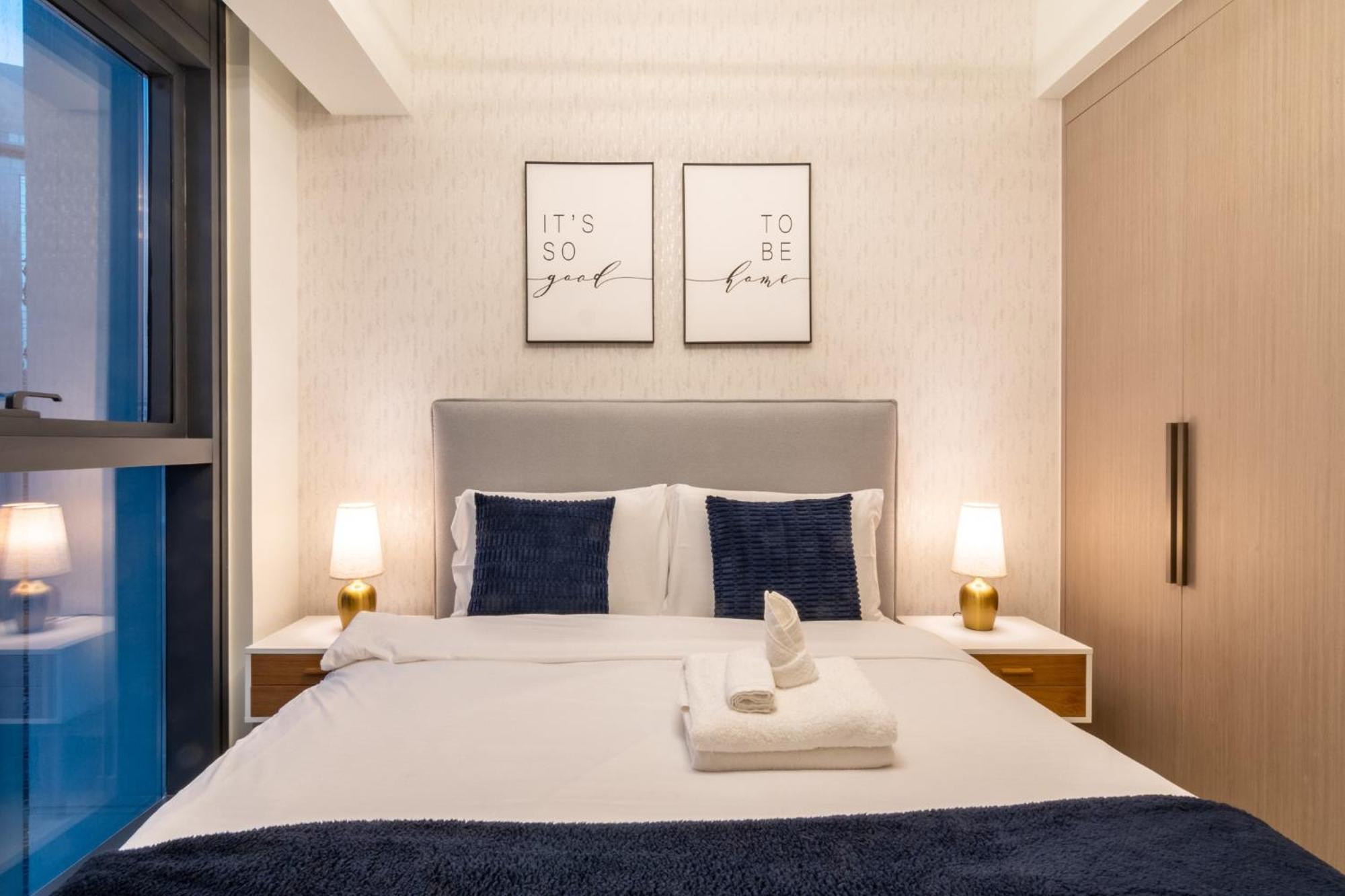 Spacious And Overlooking Burj & Fountains Apartment *