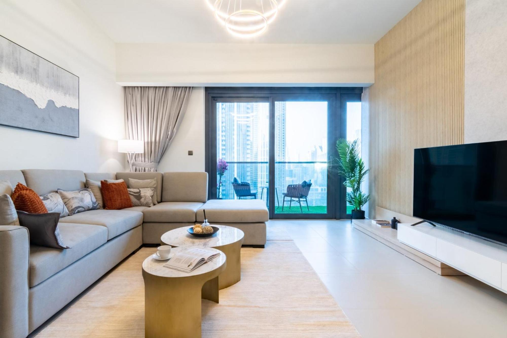 Spacious And Overlooking Burj & Fountains Apartment